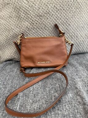 MICHAEL KORS Chestnut Brown Leather Crossbody with Gold Hardware